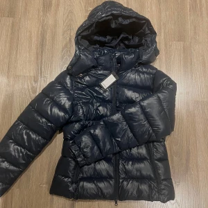 ny lager jacka  - Helt ny mörkblå jacka ”nikki” från lager, stl S och prislappen är kvar 🩷