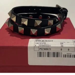Svart valentinoarmband - Snyggt svart valentinoarmband med pyramidnitar. Perfekt för att ge en edgy touch till din outfit. Köpte för 3500 