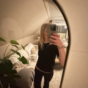 Svart t-shirt - Säljer en klassisk svart t-shirt med normal passform. Perfekt basplagg för alla tillfällen.