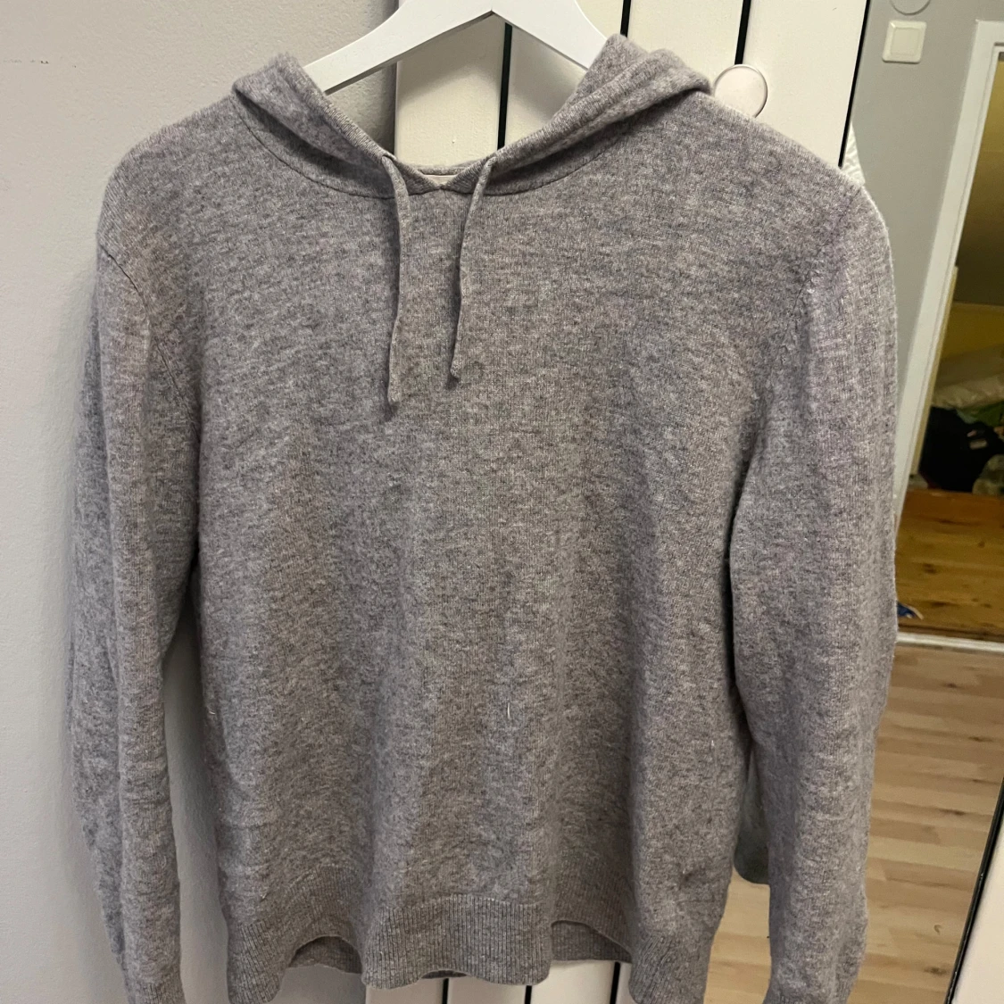 Grå hoodie i kashmir