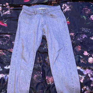 Grå jeans från Vailent - Snygga grå jeans från Vailent i storlek S.  Perfekta för en avslappnad stil. Köpte de på Kids Brand store för cirka 1,5 år sedan och numera har jag vuxit ur de därav väljer jag att sälja de. Jeansen är baggy och köpta för 650kr.