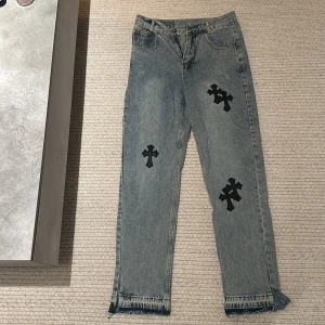 CHROME HEARTS Denim Jeans - Chrome Hearts denim jeans, strl 28/29 i midjan och 30/32 i längd aldrig använda för små för mig. 