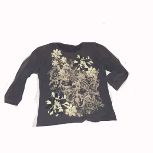 Y2k tröja  - Säljer en jätte söt tröja från Kurt kölln! Den är brun med jätte ljus bruna blommor på! 