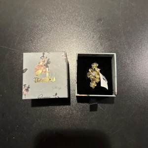 LA FLEUR MULTI RING FRÅN IOAKU - Säljer en la fleur multi ring från ioaku då jag har en likadan, aldrig använd och boxen med följer🥰