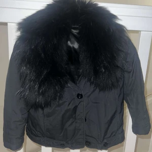 Mochino jacka - Skitsnygg mochino jacka med trekvartsärm, knappt använd och har en stor fluffig avtagbar päls