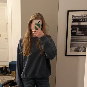 Mörkblå sweatshirt - En vanlig snygg tröja från lager 157