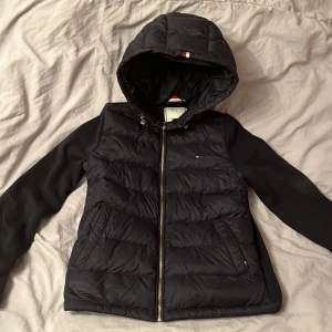 Svart jacka från Tommy Hilfiger - Skön svart dun cardigan från Tommy hilfiger riktigt fräsch knappt använd orginal pris 2600