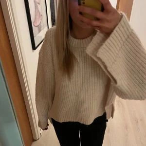 Beige stickad tröja - Mysig beige stickad tröja med slits. Från Gina Tricot.