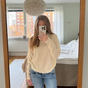 Vit stickad tröja - Säljer denna vita tröjan då den aldrig kommit till användning. Den är relativt tunn och har lappen kvar 🤍