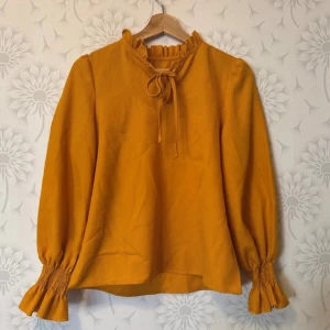 Gul blus - Jätte snygg blus i gul färg 