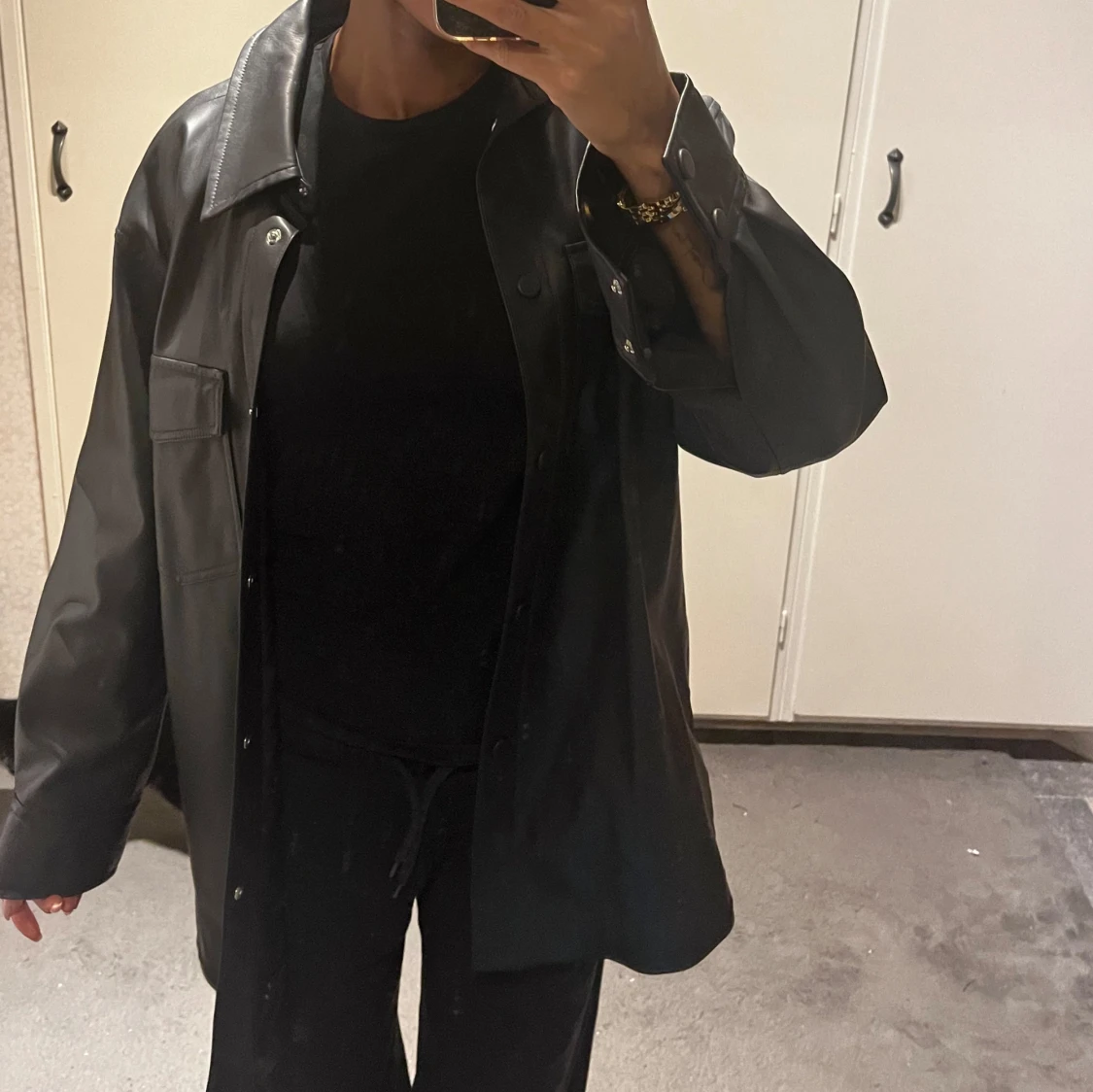 Svart oversized skinnjacka