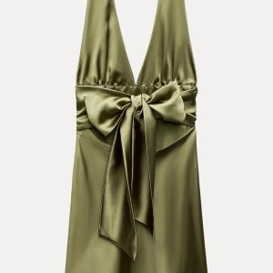 Olivgrön halterneckklänning med rosett - Säljer en olivgrön klänning från Zara, knytning i bak som blir en superfin rosett. Säljer då den inte passar mig riktigt. Helt ny med prislappen kvar💓💓