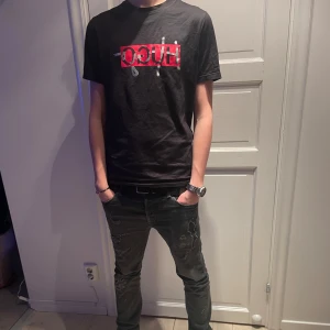 Hugo Boss T-shirt - Säljer nu en snygg svart t-shirt från Hugo Boss. Storlek S och i mycket bra skick. Kom privat för frågor eller byten. 