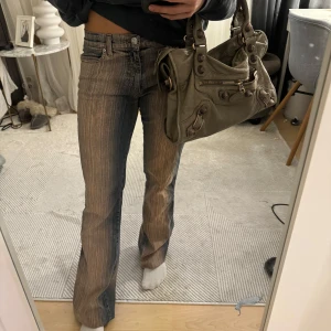 Lågmidjade utsvängda coola jeans - Säljer dessa sjukt coola och unika lågmidjade utsvängda jeansen❣️❣️