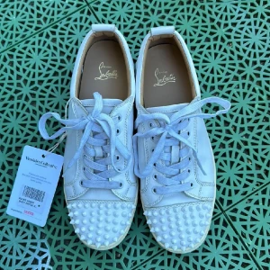 Christian loubitin  - Lägger upp denna eftersom andra annonsen inte går att köpa på. Men kolla beskrivningen på den i min profil om du vill veta något, eller skriv till mig.