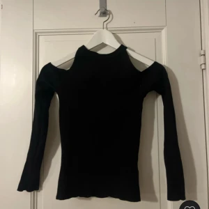 Topp utan axlar - Supersnygg och populär tröja utan axlar! 