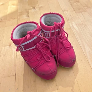 Rosa MoonBoots  - Säljer mina skrikrosa moonboots! Så så fina perfekt nu till vintern och till skidresan💗💗