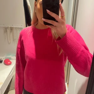 Rosa stickad tröja från other stories  - Snygg rosa stickad tröja från other stories. Bra skick använd fåtal gånger💗💗