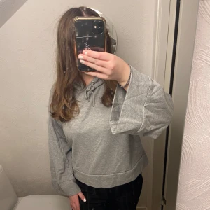 Grå hoddie  - Grå hoddie med utsvängda ärmar🩶Använd en gång. Skit snygg, men kommer tyvärr aldrig till användning! Köptes för 500kr, men säljer för 300kr🩶