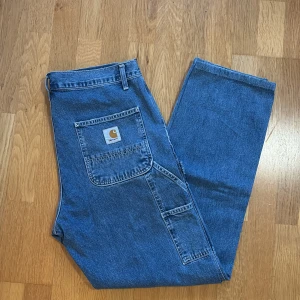Carhartt byxor - Säljer ett par blå arbetsbyxor från Carhartt. Säljer då byxorna inte kommer mig till någon användning längre. Pris kan diskuteras!