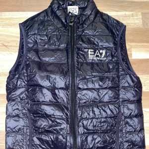 Svart väst från EA7 - Svart Armani väst i storlek M med silver logga på bröstet, nyskick!!