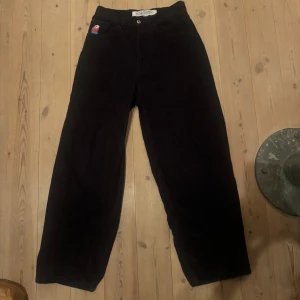 Manchester Bigboys - Perfekt skick, inte alls slitna. Storlek xxs men fortfarande väldigt baggy, pris kan diskuteras vid snabb handel