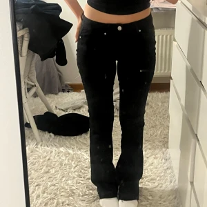 Low waist jeans - Svarta jeans ifrån Only i storlek S/34, passar bra på mig som är 165, passar även längre och kortare ca 160-175💕Spegeln är fläckig ej jeansen💕