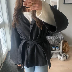 Grå kappa - Så fin mörk grå kappa från Gina Tricot med större ärmar! 
