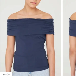 Of shoulder topp från Cubus🤍🙏🏼 - Säljer min marinblåa of shoulder topp från Cubus då den helt enkelt inte kommer till användning längre. Den är i storlek 170 och passar mig som brukar ha XS-S. Har använt den 2-3 gånger. Kontakta för fler frpgor🤍