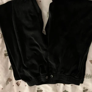 Svarta mjukisbyxor - Fint skick men saknar snöret. Normala i storleken. Mycket stretchiga.