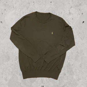 Grön Kashmir tröja - Ralph Lauren - Grön tröja i Kashmirmix från Ralph Lauren. 15% Kashmir. Storlek: S. Skick: 8/10. Nypris: Ca 2000kr. Kontakta oss för fler bilder eller info!🙌