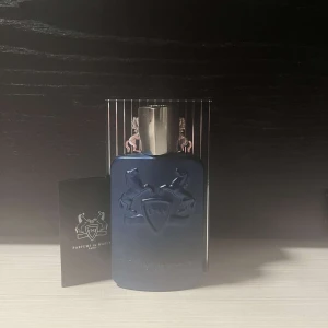 Blå parfymflaska från Parfums de Marly - Säljer De Marly Layton Parfym 125ml. Har bara testat några sprut🔥Pris kan diskuteras🗣️