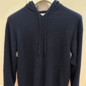 Mörkblå hoodie från Carmés - Säljer en stilren mörkblå Kashmir hoodie från Carmés i storlek M. Tröjan är i ett fint sick, pris kan även diskuteras.