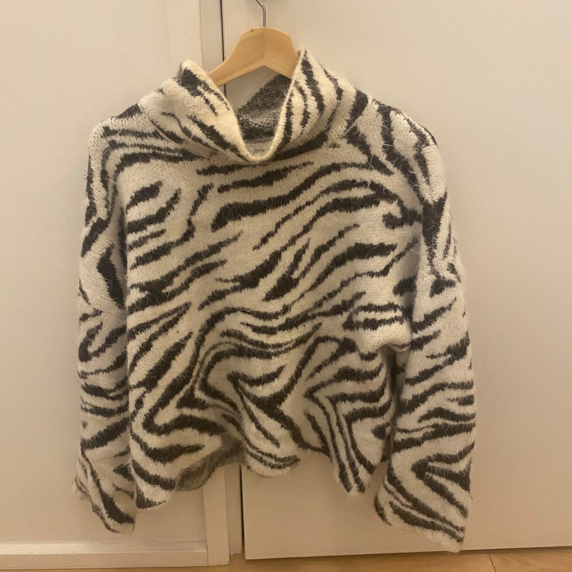 Zebramönstrad tröja med polokrage