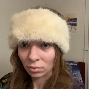 Vit hårband från Barts - Snyggt och fluffigt diadem i vit fuskpäls från Barts. Perfekt för att hålla värmen och stilen under kalla dagar. Diademet har en lyxig känsla och passar bra till både vardag och speciella tillfällen. Fuskpäls!