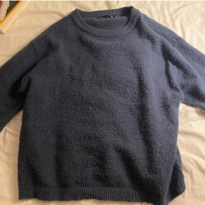 Mörkblå tröja - Säljer en stilren mörkblå tröja med rund hals och långa ärmar. Perfekt för en avslappnad look. Tröjan har en mjuk och bekväm passform. Lite nopprig därav priset. Passa på nu denna vecka då det är fri frakt☺️🫶🏼