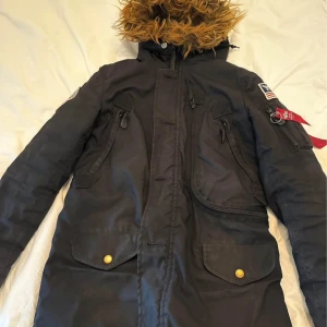 Vinterjacka - alpha industries vinter jacka. Dam jacka storlek XS. Köpt för 3700kr. Finns att hämta i Karlstad kan även skicka via post. Säljer den då jag köpt en ny jacka. Bra skick!                            