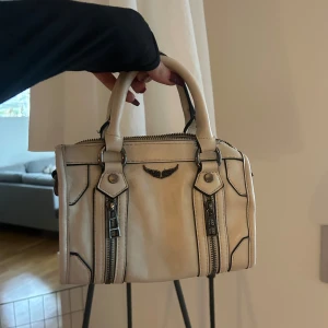 Zadig& Voltaire sunny bag - Säljer min super snygga Zadig & Voltaire Sunny bag🤍i super skick, köptes helt ny på Vinted för 3000 kr. Säljer då jag har för många. SÄLJER ENDAST VID BRA PRIS