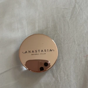 Anastasia brow freeze - Bryn vax från Anastasia. Använd men bara ett fåtal gånger. Nypris 329kr
