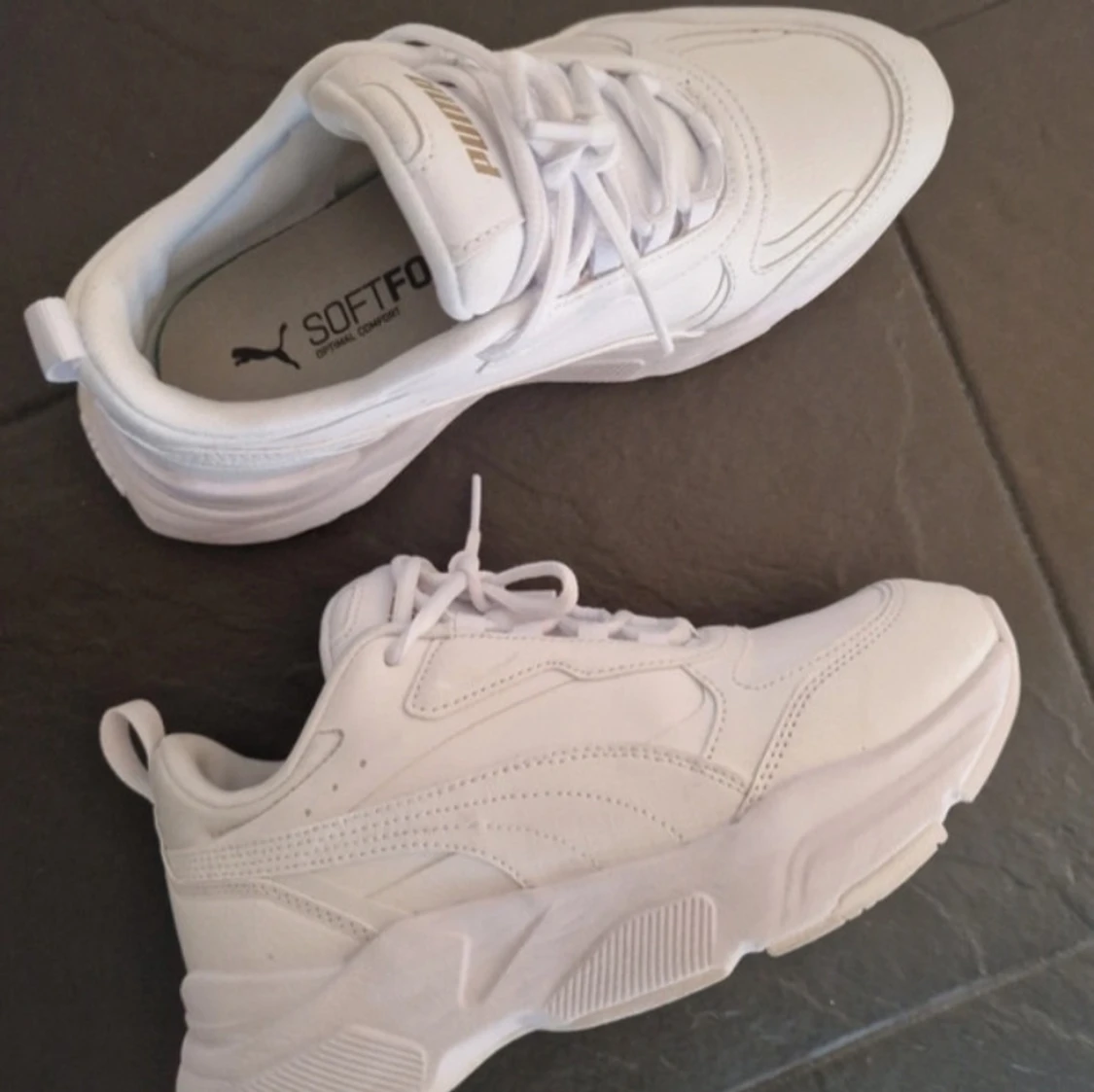 Vita sneakers från Puma