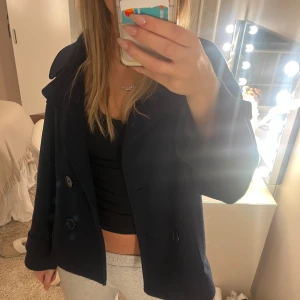 Mörkblå kappa från deign by si - Säljer den populära jackan från deign by si i Stl m-l. Priset kan diskuteras💕💕