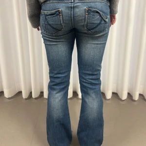 Lowaist bootcut jeans - Snygga och trendiga jeans från Selected💙 Midjemått: 43cm, innerbenlängd: 80cm vilket motsvarar storlek: S/M Modellen på bilden är 167 cm Tveka inte att höra av dig till oss för fler frågor💙