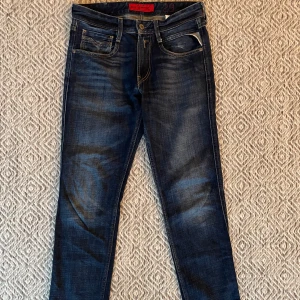 Replay Anbass jeans  - Riktigt feta jeans från Replay i modellen anbass. Jeansen är i galet bra skick och har inte ett enda tecken på användning. Storleken på jeansen är W29/L30. Hör av er vid funderingar!👍