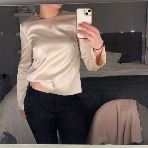 Beige långärmad blus - Snygg beige blus med långa ärmar från hm. Strl xs men jag som har s kan ha den o den sitter bra😇använd max 2 ggr