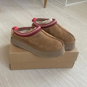 Tasman Platform UGG - Säljer ett par tasman platform UGGs. Aldrig använda utomhus, enbart testade. Fick hem de för 3 dagar sedan och tyvärr är de en storlek för små. Säljer du ett par i 39 kan jag tänka mig att byta om de också är i nyskick. Normala i storleken SVINSNYGGA! 
