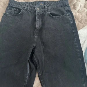 Svarta jeans från nelly - Snygga svarta jeansbyxor i klassisk design. Perfekta för en stilren look med femficksmodell . Passar till många olika outfits och tillfällen.