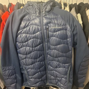 Blå quiltad jacka från Peak Performance - Säljer en blå quiltad jacka från Peak Performance.  Som ny men använt kanske 5 gånger så inget täcken på användning,                                                 Size L men passar även M 
