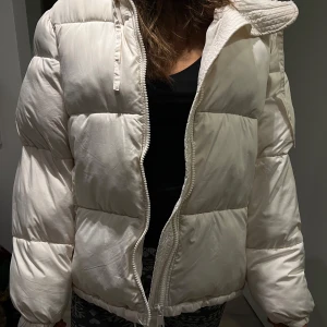 Jacka från H&M - Snygg varm vinterjacka. Som ny