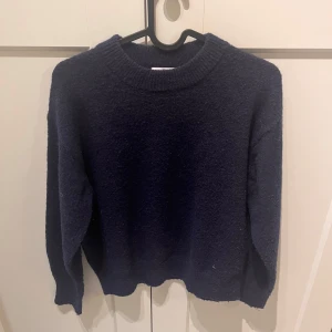 Mörkblå stickad tröja från Young Gina Tricot - Säljer en mörkblå stickad tröja från Young Gina Tricot. Tröjan har en rund halsringning och långa ärmar. Passar till både jeans och kjol.