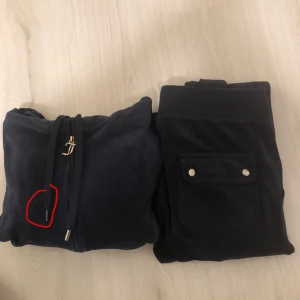 Juicy Couture set night sky - Säljer mitt juicy set i strl XS färg night sky, en av metall grejerna har ramlat av på byxorna och en på koftan men annars i perfekt skick! Andvänder sällan längre men passar perfekt på mig som är ca 164cm. Kontakta för bättre bilder eller bilder med den på! Kan diskutera pris💙